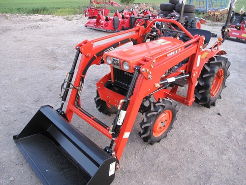 Kubota b7001 compact tractor - kubota,